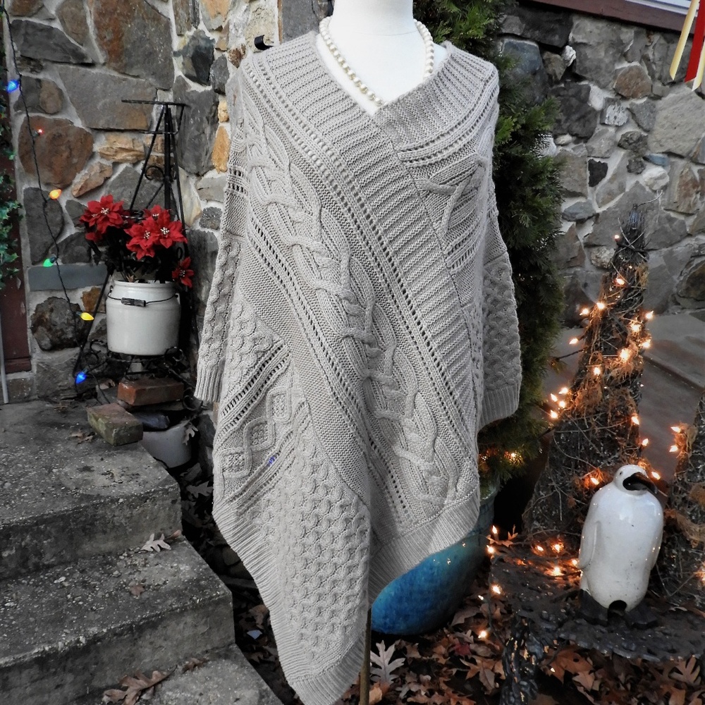 NWT Carolyn Taylor Beige Cable Knit V Neck Poncho
